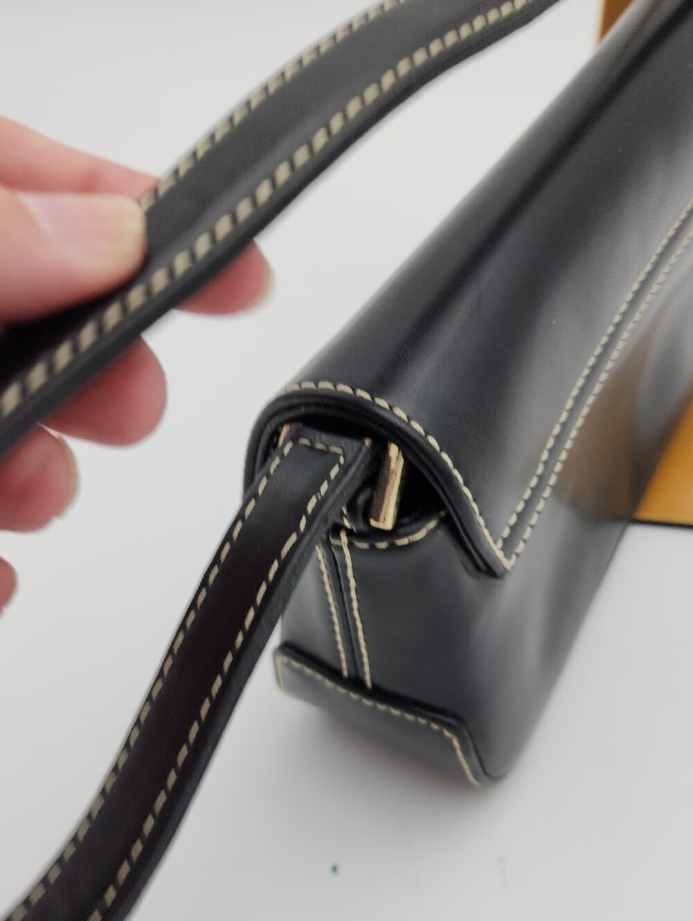 Liz Claiborne Black Leather Shoulder Bag with Contrast Stitching - Picture 5 of 13